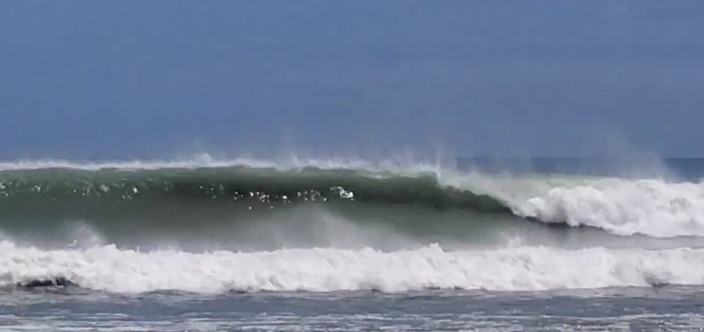 Bigger lined-up set at Motu. The wave needs size to come alive and rewards intermediate-plus surfers with hollow, fast walls,