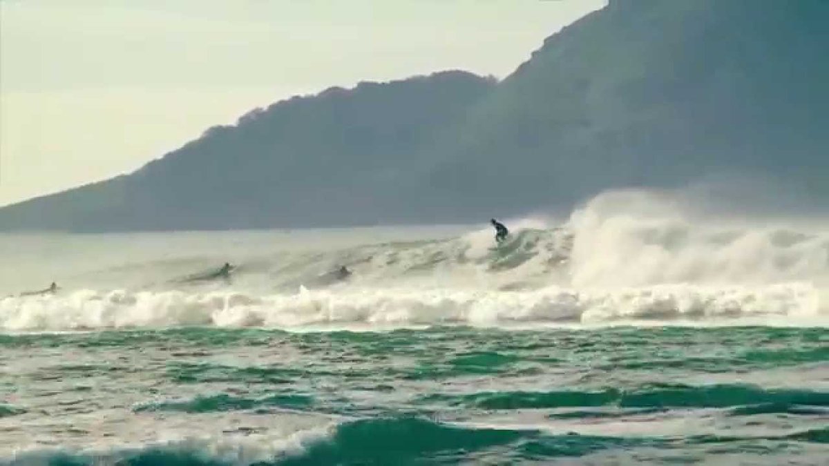 Bigger Ōhope day with the coastal hills as backdrop. The beach handles 2m+ when the West End bank shapes up, Ōhope surf spot,