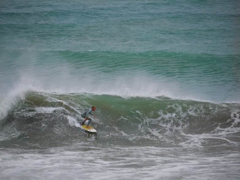 Surfer dropping into a clean Aotea wave, Okiwi (GBI) surf spot, Auckland / Rodney, New Zealand.