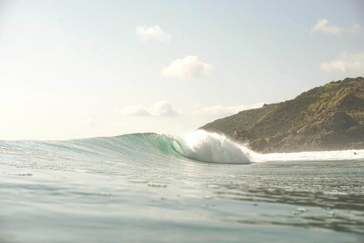 A glassy peak running right mid beach, Te Ārai surf spot, Auckland / Rodney, New Zealand.