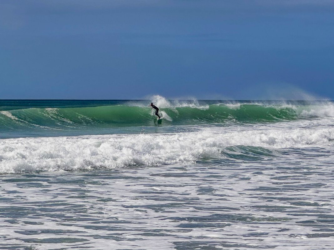 Pumping the right-hander down the face, Te Ārai surf spot, Auckland / Rodney, New Zealand.