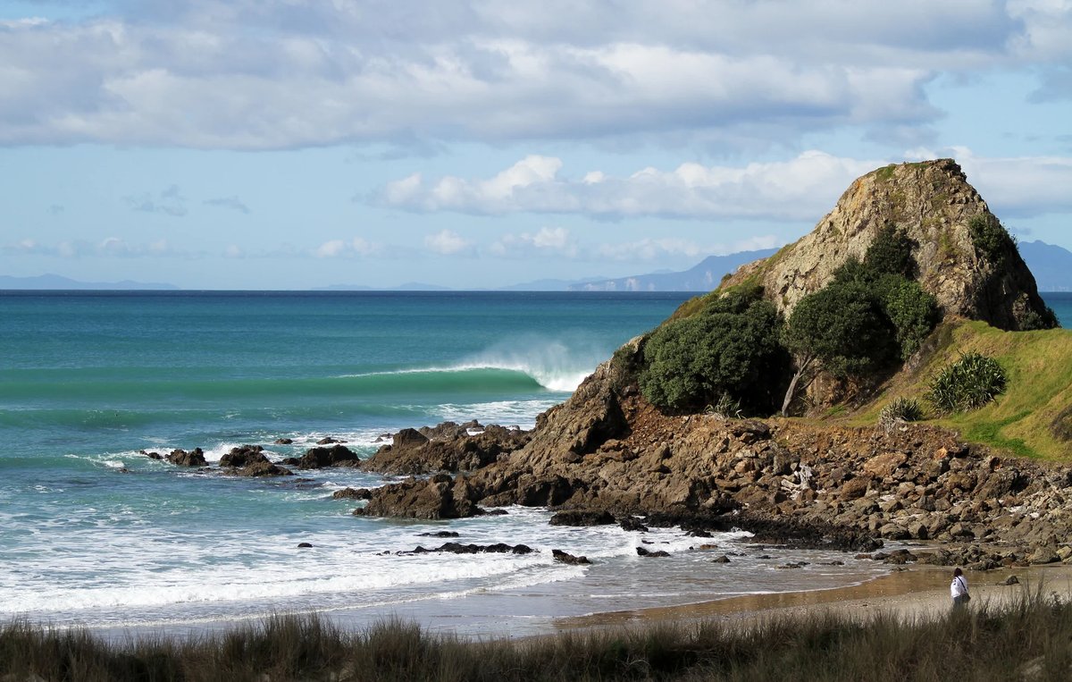 Right point break, small example. Little and Great Barrier in the background, Te Ārai surf spot, Auckland / Rodney, New Zeala